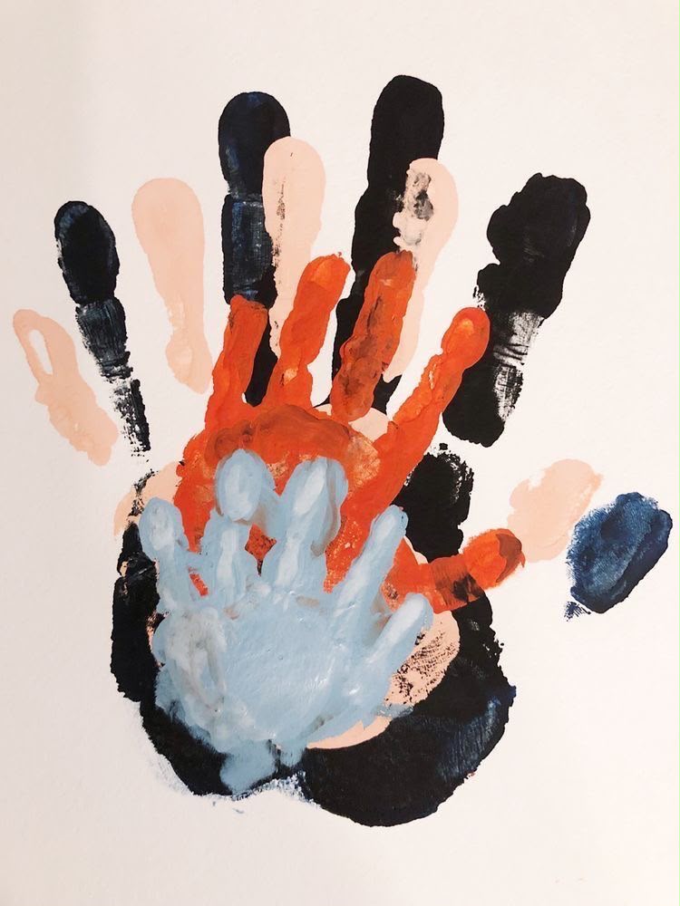 Impronte di mani colorate sovrapposte